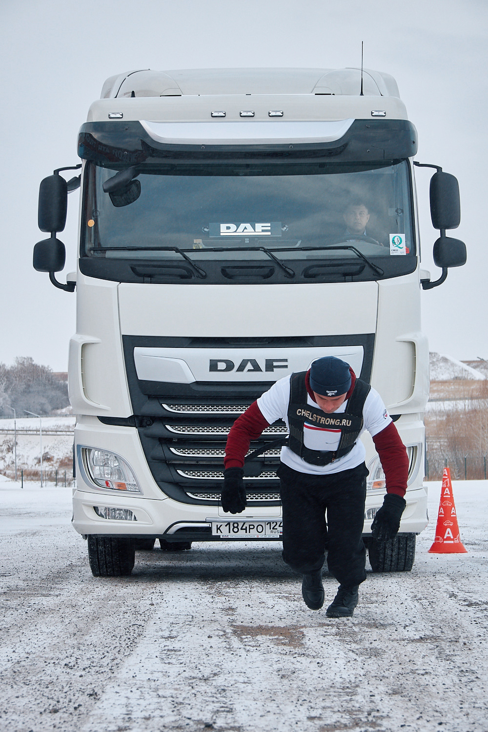 Самый сильный человек Сибири отбуксировал 8-тонный грузовик DAF на 47  метров — ИА «Пресс-Лайн»